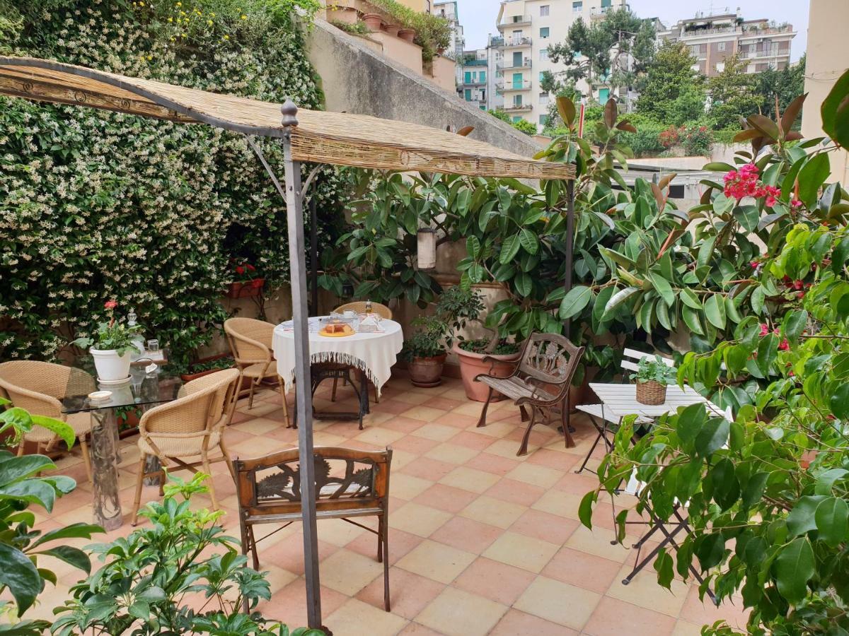 B&B Michelangelo Napoli Bagian luar foto